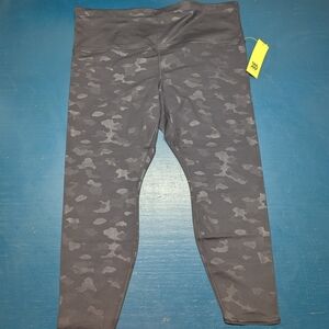 Womans Black Camouflage Workout Capri Leggings 2XL